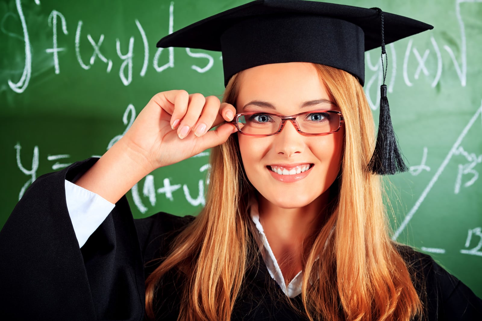 Обучение с дальнейшей работой. Smiling graduate. дистанционное обучение фото.